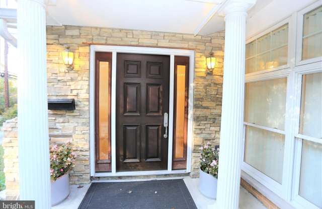 9705 FERNWOOD Road Gallery 2