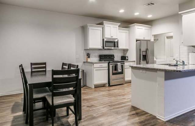 Modern 3-Bedroom Duplex in Downtown Edmond Gallery 4
