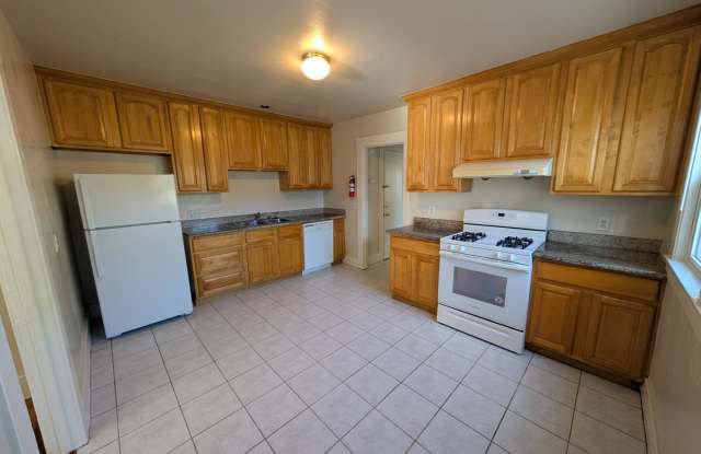 Spacious 2 Bed- 1 Bath, with Hardwood/Tile Floors throughout- near East 23rd Ave. Gallery 2