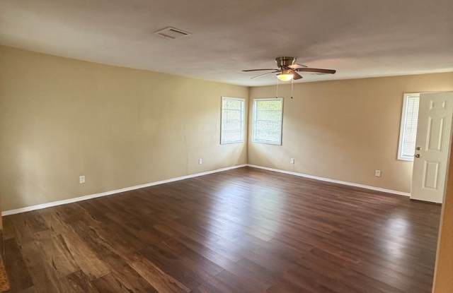 Spacious 3BED, 1BATH in Vidor Gallery 4