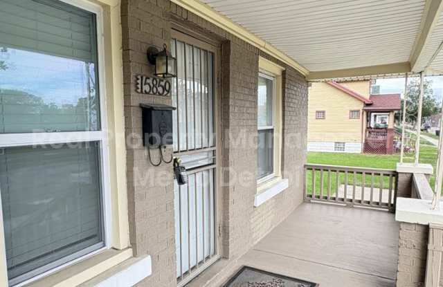 Spacious 5-Bedroom Home with Fenced Backyard in Detroit, Michigan Gallery 3