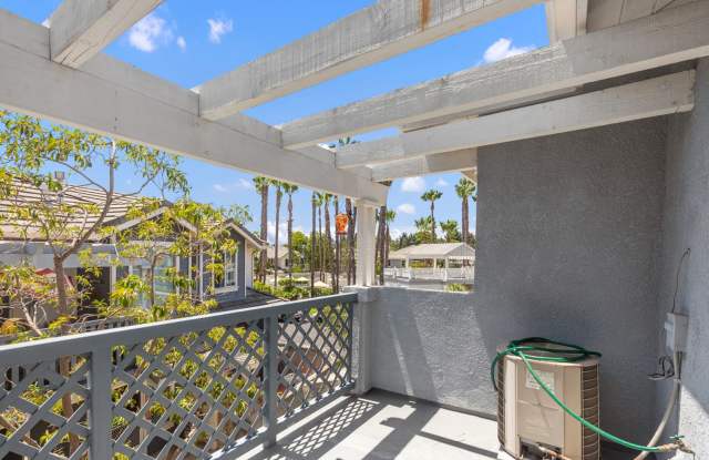 Welcome home to this cozy 2 bedroom townhome with attached garage in Aliso Viejo! Gallery 3