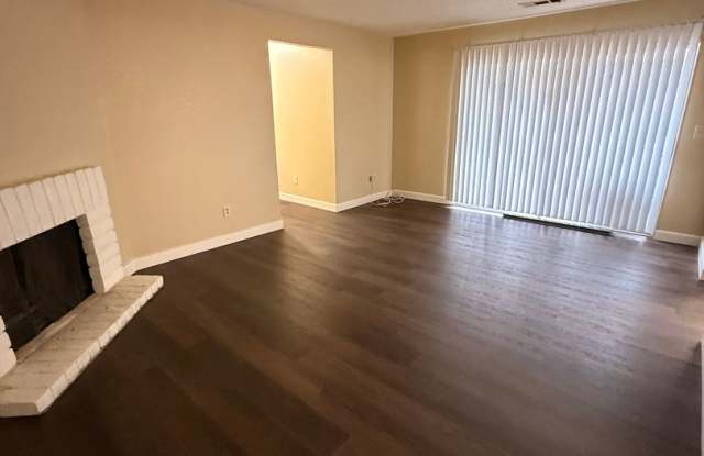 Charming 23BR/2BA Duplex Gallery 4