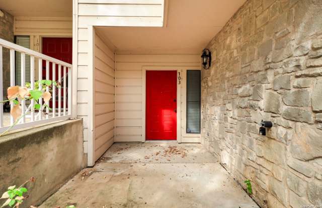***ONE WEEK FREE MOVE IN SPECIAL***Modern Two-Story Condo with 2 Bedrooms, 2.5 Bathrooms, and Community Pool Gallery 4