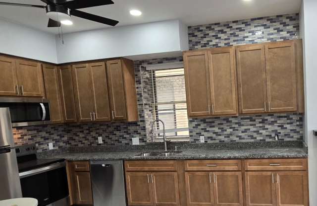 Beautifully Rehabbed Condo with Charm-Pool-Private Setting-Must See - 4307 Maryland Avenue, St. Louis, MO 63108