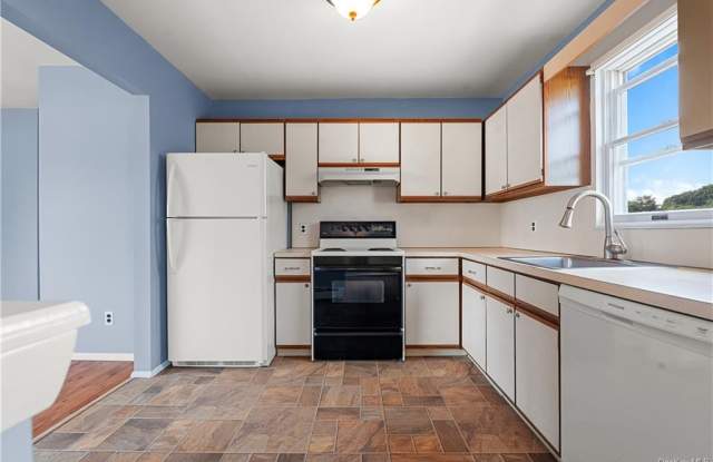 8 Parker Place - 8 Parker Place, West Babylon, NY 11704