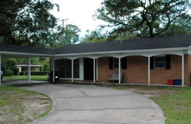 Available Fall 2026! 3 Bed/2 Bath House Right off of NW 34th St. Close to UF photos photos