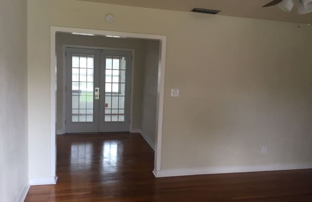 2455 Ormsby Cir W Gallery 2