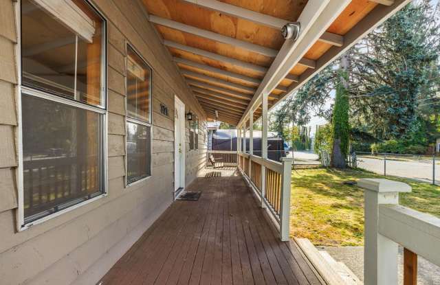 Charming 3 Bedroom Rambler in North Bend with Mountain Views & Inviting Outdoor Space Gallery 4