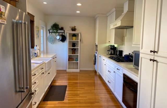 FLEXIBLE FULLY FURNISHED Point Loma Home! AC! All Utilities Included! - 3644 Tennyson Street, San Diego, CA 92107