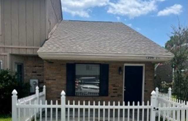 2 Bed 2 Bath Townhome - 1206 Stephen Drive, Panama City, FL 32405