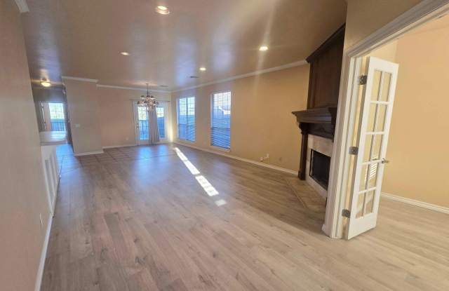 Beautiful, Spacious Duplex with Study Gallery 3