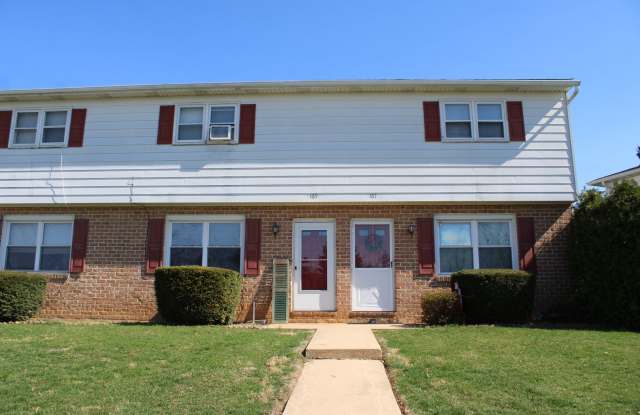 Charming 2 Bedroom Townhouse - 169 Oak Manor Drive, Spry, PA 17402