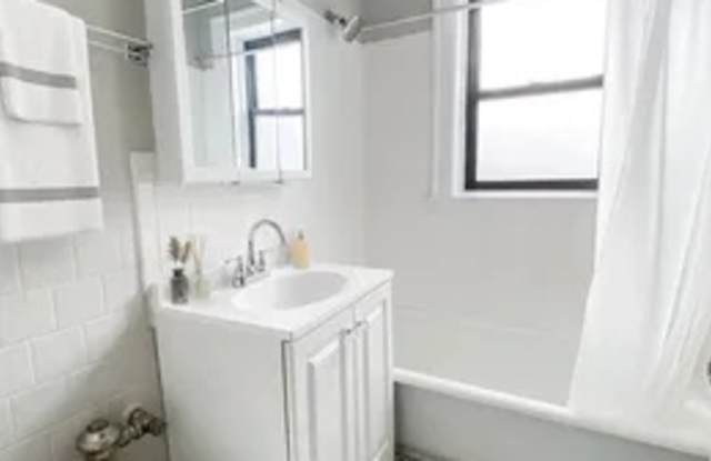 657 West Oakdale Avenue Gallery 4