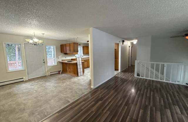 4 bedroom home in North Pole / No pets/ 2 car garage / Washer/Dryer in unit Gallery 3