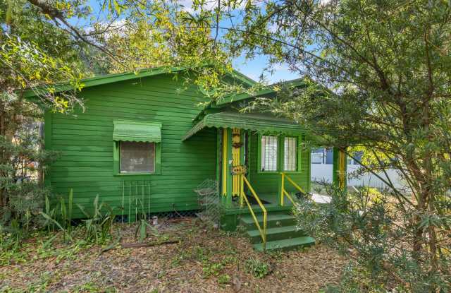 Historic Hyde Park Gem: Fully Renovated 2-Bedroom Home with Vaulted Ceilings photos photos