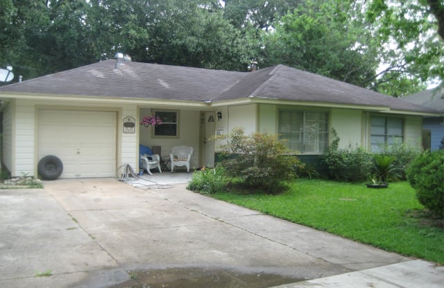 208 Caladium - 208 Caladium Street, Lake Jackson, TX 77566