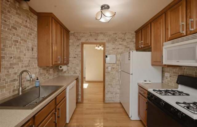 1671 Grosvenor Cir Gallery 4