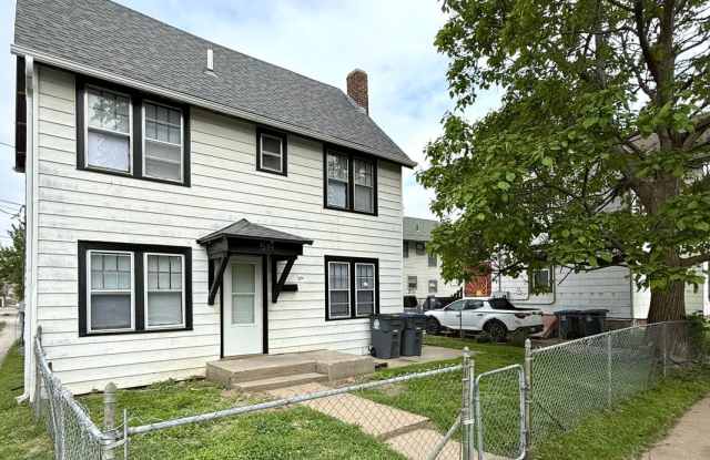 Spacious 2 Bed with Bonus Rooms & Fresh Updates photos photos