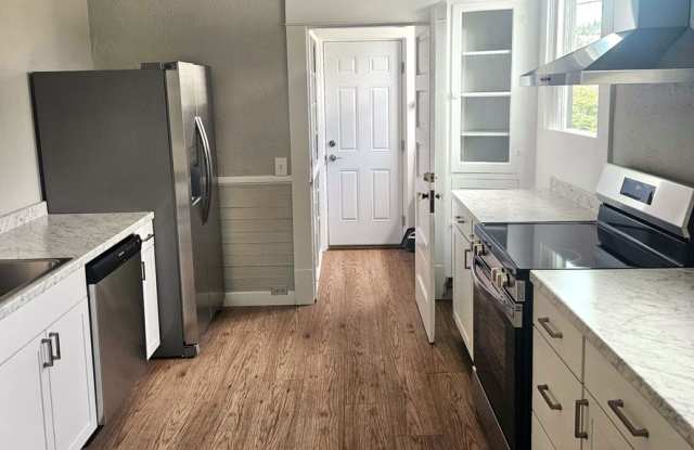 Promo- $1000 gift card at Move In. Charming 5-Bedroom Home with Updated Kitchen, & Bath in Fairhaven! Gallery 4