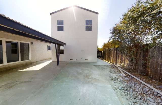 New 4 bed house with Private Deck! Gallery 3