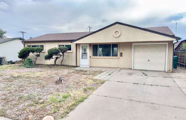 3 Bedroom Home with Mountain Views! Gallery 1