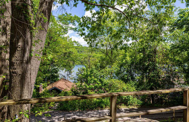 13 CRESCENT DR Gallery 3