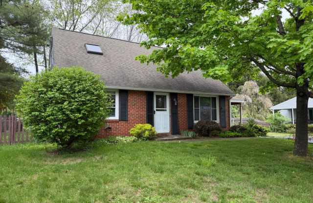 Beautiful 4 Bed / 2 Bath, Single Family Home. Close to Downtown Northampton! photos photos
