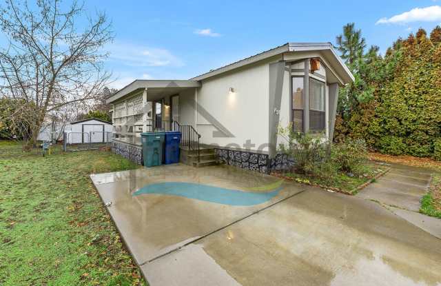 2-Bedroom 2-Bathroom Home with Off-Street Parking Available in Coeur d’Alene! - 1615 West Marlborough Avenue, Coeur d'Alene, ID 83815