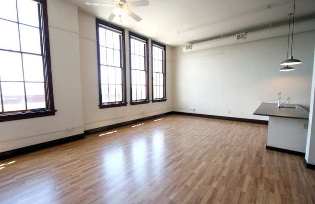 301 Central Ave NE, Loft 206 Gallery 2