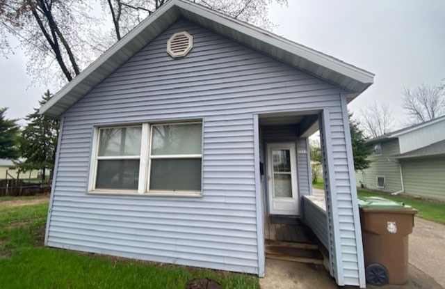 2233 Illinois Ave, Stevens Point - 1 Bed, 1 Bath, HUGE garage photos photos