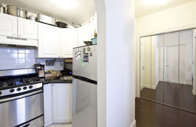 271 W 22nd St Gallery 3