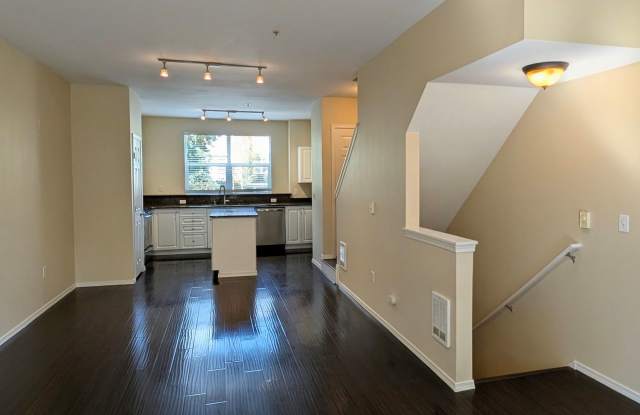 Lynnwood 3 bdrm Townhome with attached Garage Gallery 3