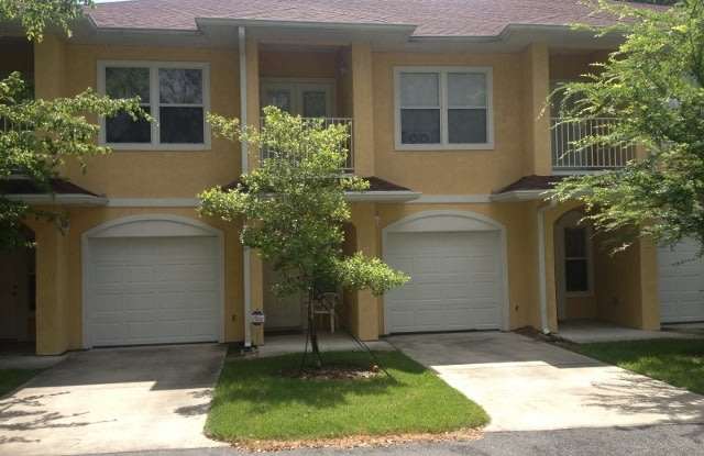 Quiet neighborhood close to Royal Park Plaza, theaters, shopping, restaurants, and UF photos photos