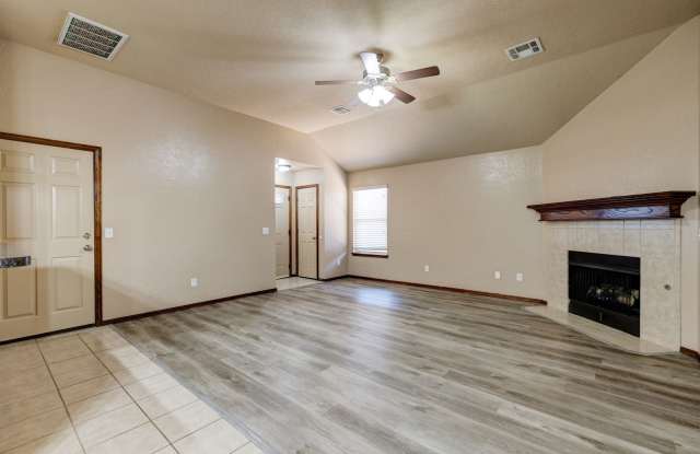 Beautiful 3 bed 2 bath duplex within minutes of Yukon! Gallery 4