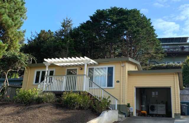 UPDATED 2BR/1.5BA/1GR 1100 sq/ft BRIGHT  SUNNY Desirable Pacifica Home w Patio  Western Views - 450 Loma Vista Terrace, Pacifica, CA 94044
