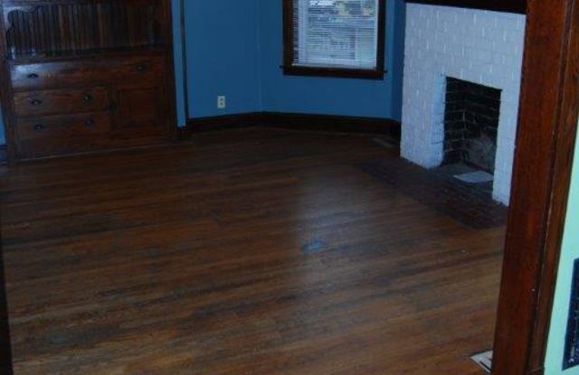 Two Great Apartments – 6 Bed / 2 Bath Near Northwestern University Gallery 4