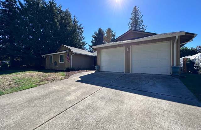 LOVELY SANDY DUPLEX 2 BED 1 BATH W/ GARAGE!! - 40000 McCormick Drive, Sandy, OR 97055