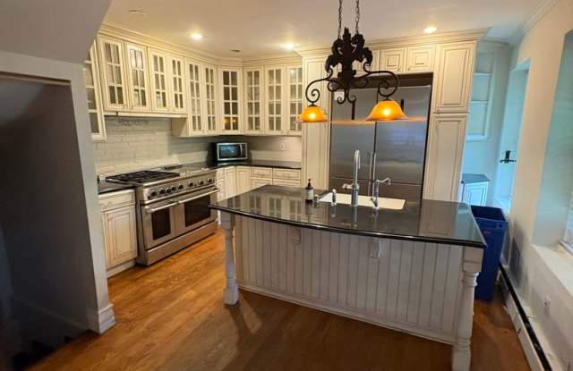 Charming 5 Bedroom Gallery 1