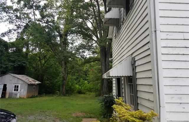 5226 Tuckaseegee Road Gallery 2