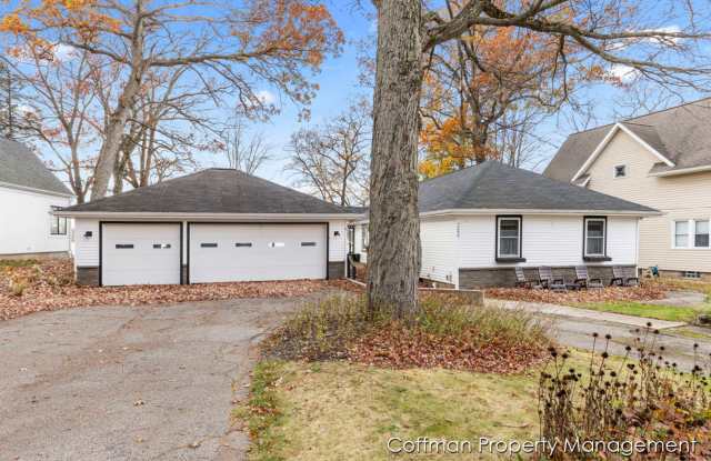 3 bed, 2.5 bath Located on Bostwick Lake photos photos