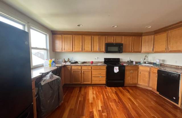 4 Bedroom House on Southside Slopes. - 2 Decks with amazing views - Central Air - Washer/Dryer - 10 Roscoe Street, Pittsburgh, PA 15203