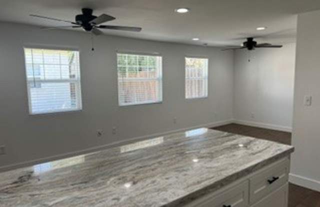 2701 San Emidio St #B Gallery 4