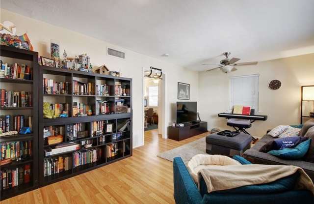 Large 1 bedroom in Hyde Park! Reserved parking! Available 8/10/25! photos photos