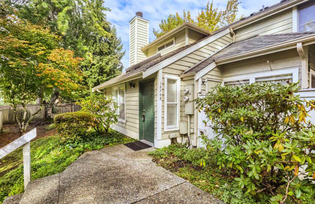 Charming 2BD/2BA Kirkland Townhome Gallery 1