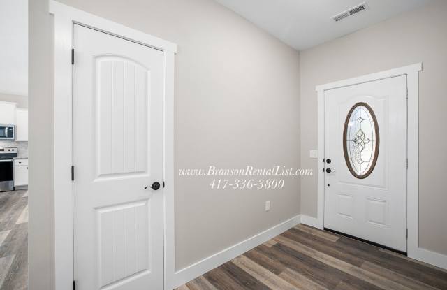 Great Location available again!!! Gallery 4
