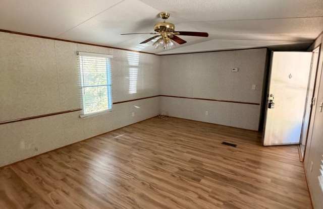2 Bed / 2 Bath Mobile Home with Covered Deck - Near AU Vet School! Gallery 4