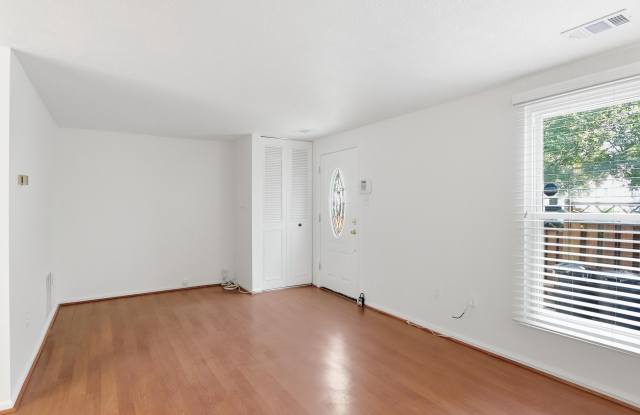 40 WHITECHURCH Court Gallery 4
