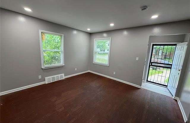 14903 Woodmont Avenue Gallery 2
