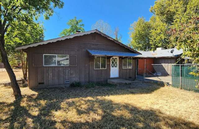 3 BED 1.5 HOUSE WITH FENCED YARD Gallery 1